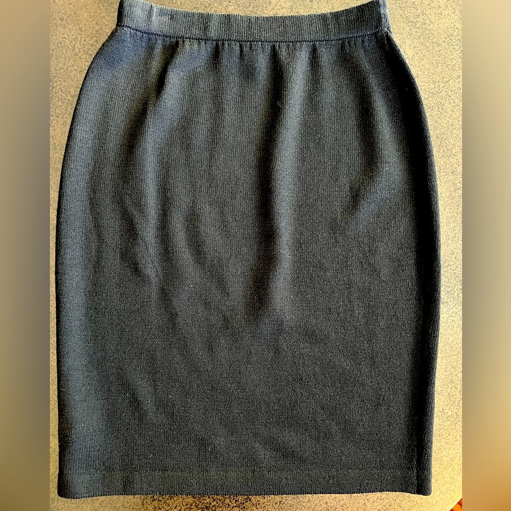 Like new St John Cavier pencil skirt Sz 4